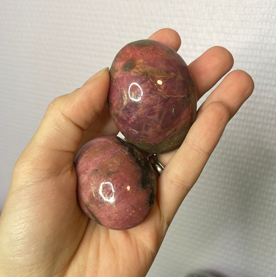 Rodoniitti kämmenkivi